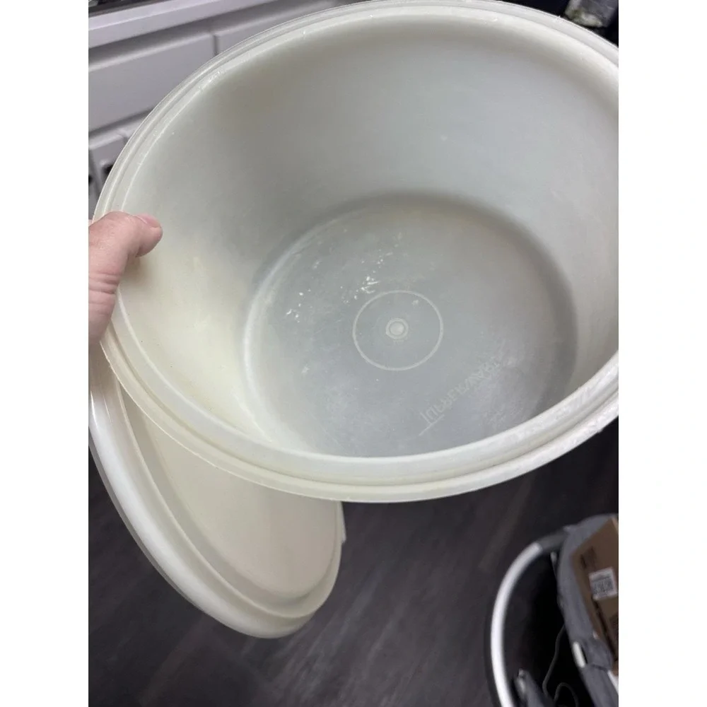 TUPPERWARE Large 12